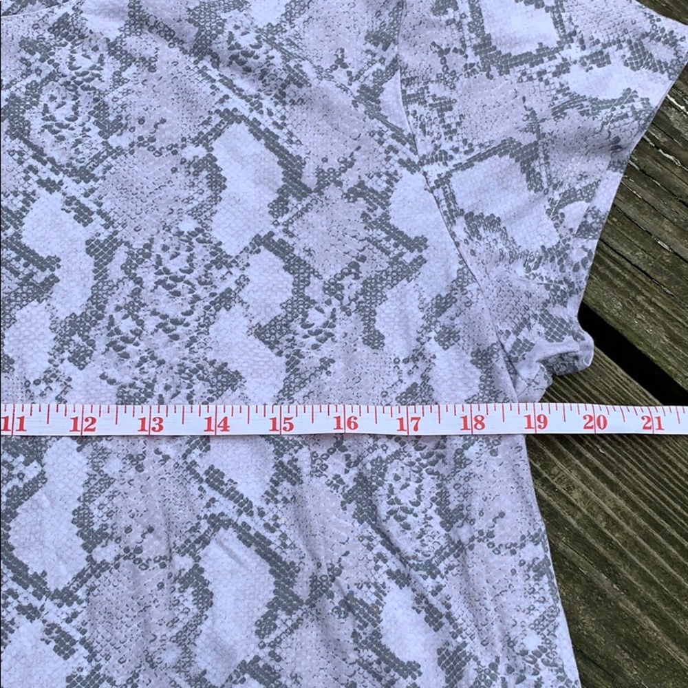 🌻 5 for $25 H&M Python Snake Basic Tee Large - Picture 3 of 6